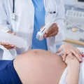 Imagem de um ultrassom realizado por um médico especializado em medicina fetal para avaliar a Restrição de Crescimento Fetal Seletiva.