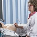 Médica fazendo ultrassom mamário, em que é necessária a classificação bi-rads