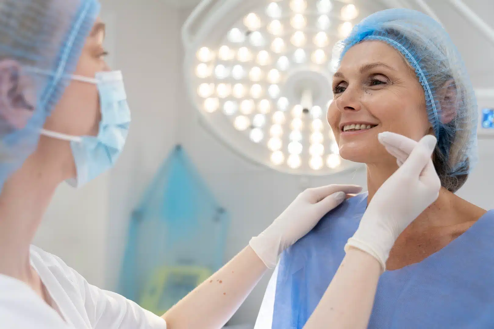 M&eacute;dico dermatologista realizando procedimento est&eacute;tico com Ultrassom Dermatol&oacute;gico no Cetrus