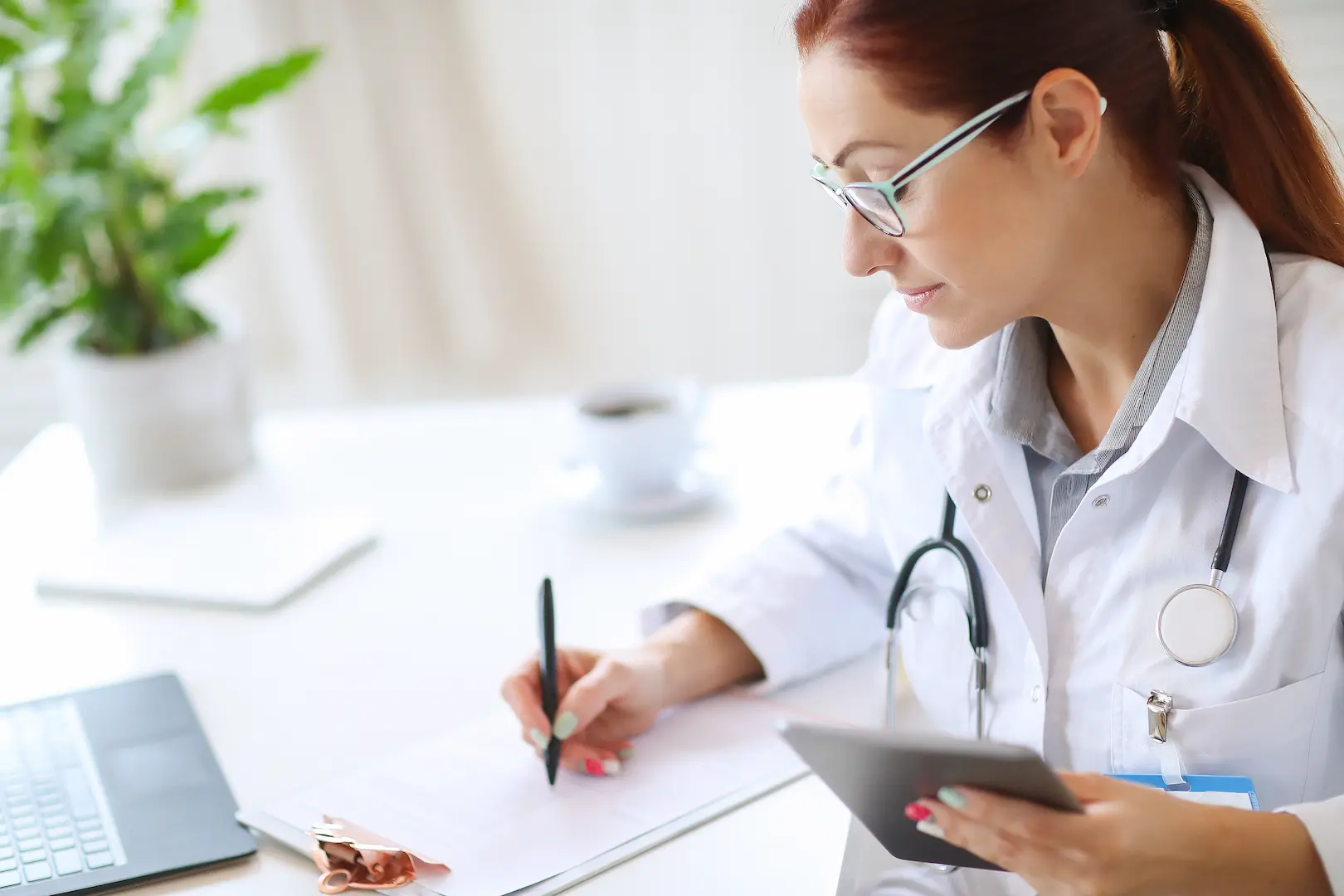 Ginecologista analisando estudos m&eacute;dicos atuais para aprimorar o atendimento especializado