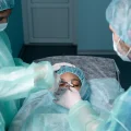 Médico oftalmologista com pós-graduação em cirurgia de catarata realizando cirurgia especializada
