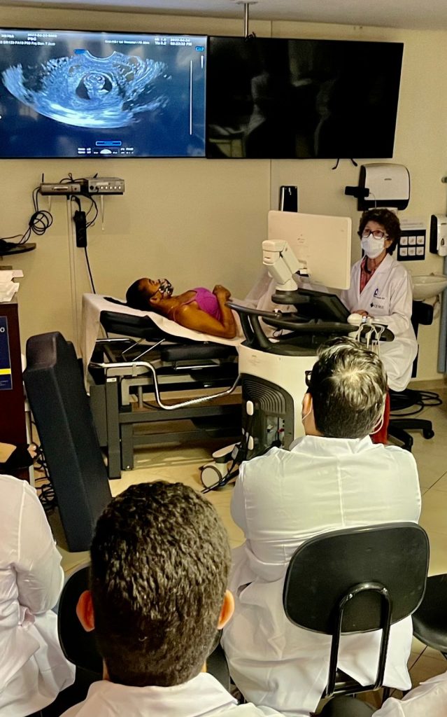 alunos assistindo a aula prática de ultrassonografia Point-of-Care
