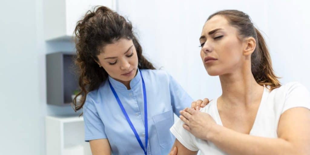 Foto de m&eacute;dico vendo les&otilde;es msuculares.