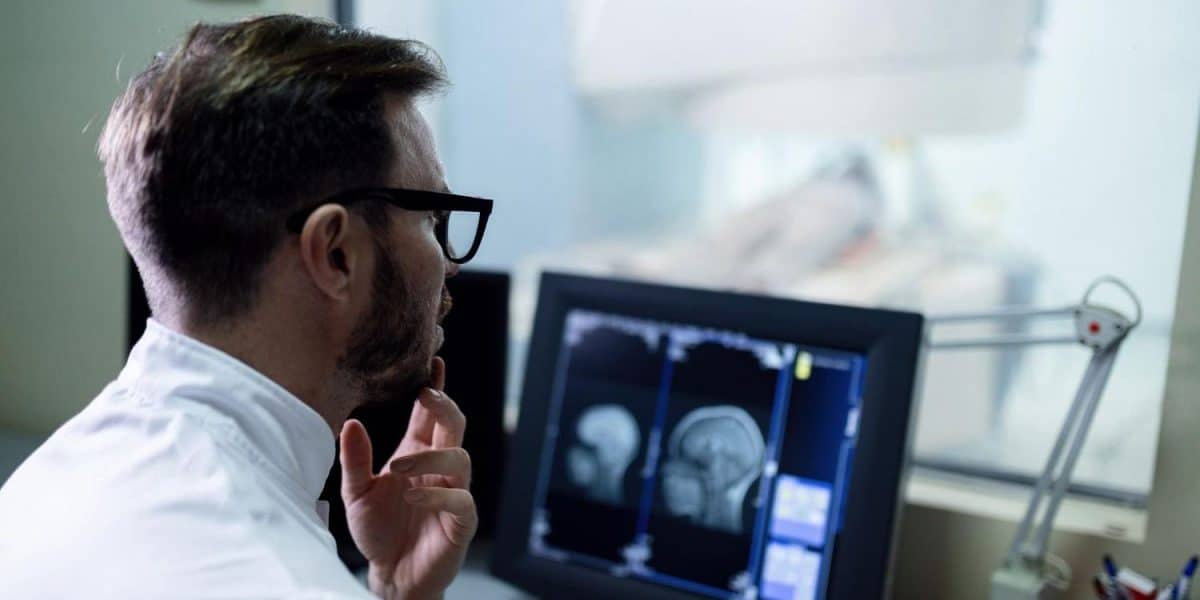 Foto de m&eacute;dico realizando neurossonologia.