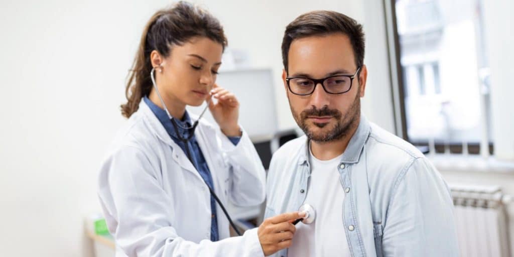 Foto de m&eacute;dica medindo batimentos card&iacute;acos.