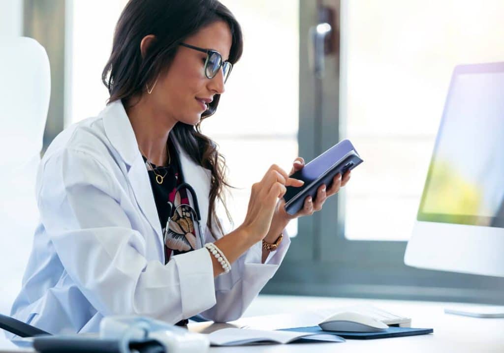 medica mexendo no celular