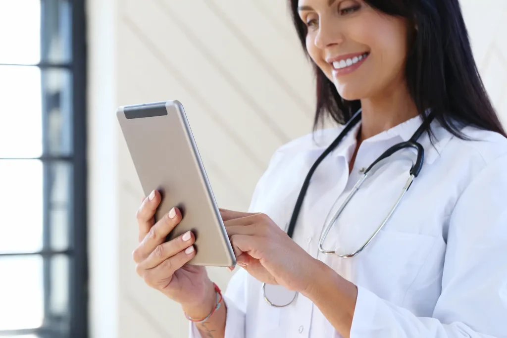 Médica profissional gravando conteúdo em tablet para campanha de publicidade médica, em conformidade com as resoluções, normas e diretrizes do CFM - Conselho Federal de Medicina.