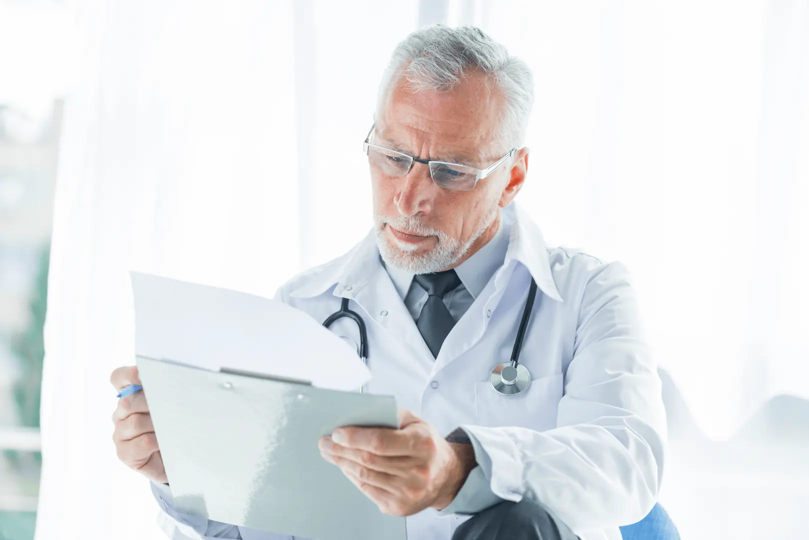 Imagem ilustrativa de m&eacute;dico analisando resultados de exame de ultrassom transcraniano para confirmar ou descartar morte cerebral, seguindo as diretrizes.