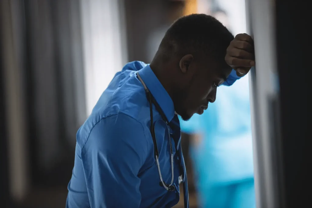 Descubra os impactos da alta carga de trabalho na saúde mental dos médicos recém-formados, com foco na síndrome de burnout.