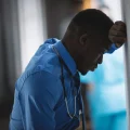 Descubra os impactos da alta carga de trabalho na saúde mental dos médicos recém-formados, com foco na síndrome de burnout.