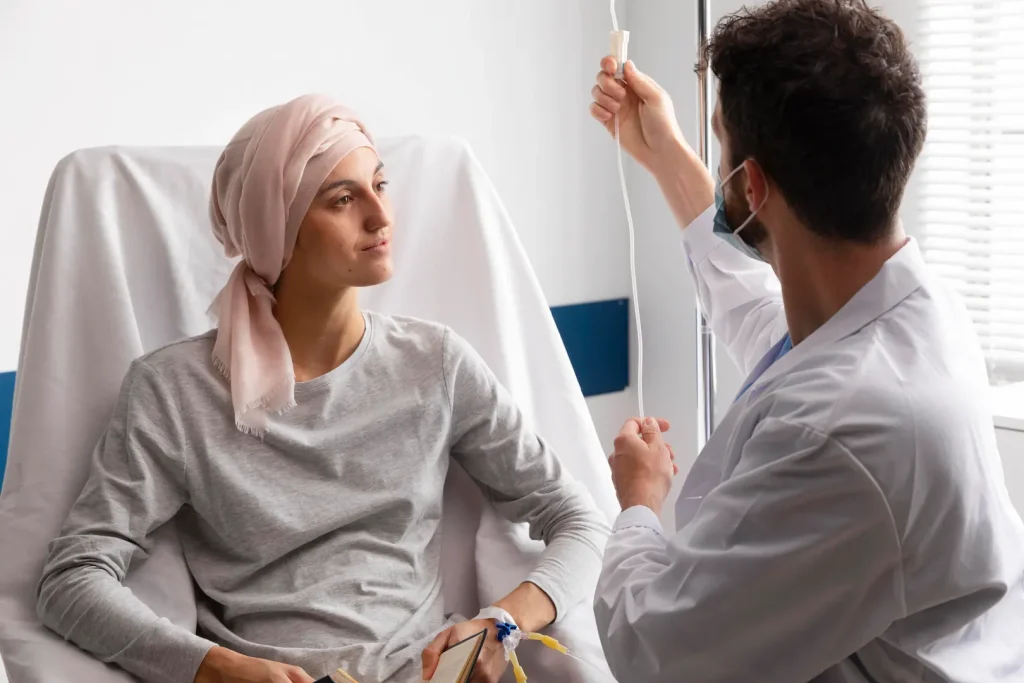 Imagem ilustrativa para retratar ginecologista tratando paciente de neoplasia de ovário com quimioterapia à base de platina e taxanos.
