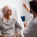 Imagem ilustrativa para retratar ginecologista tratando paciente de neoplasia de ovário com quimioterapia à base de platina e taxanos.