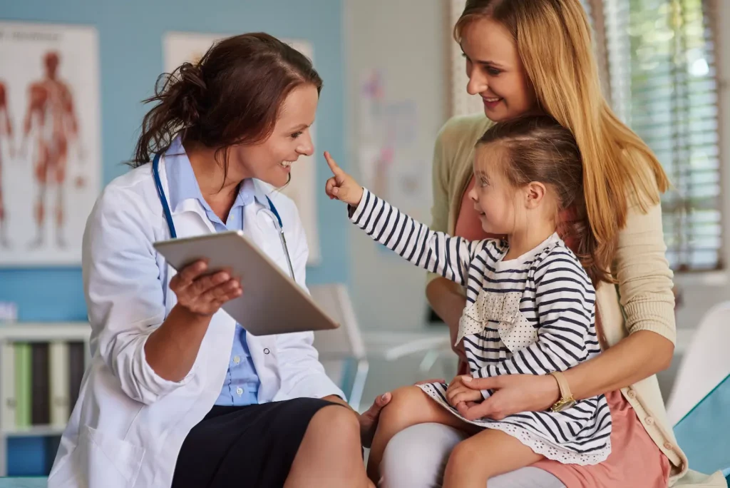 Imagem ilustrativa de uma pediatra que fez a intervenção correta no transtorno de dependência de tela, mostrando mãe e filha felizes e satisfeitas.