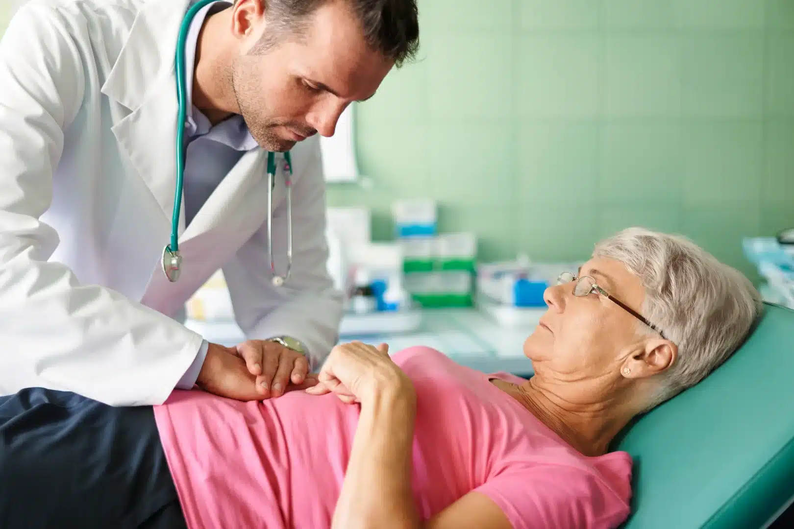Imagem ilustrativa para representar m&eacute;dico hepatologista avaliando f&iacute;gado de paciente com n&oacute;dulos de hepatocarcinoma, uma doen&ccedil;a hep&aacute;tica.