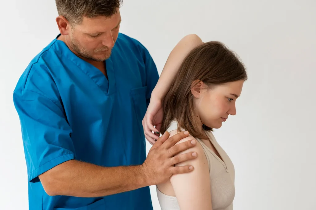 Imagem ilustrativa de médico ortopedista fazendo diagnóstico de tendinopatia calcária no ombro de paciente.