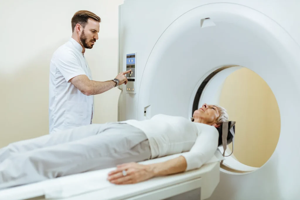 Imagem ilustrativa de médico ortopedista fazendo exame de ressonância magnética em paciente. O médico especializado em ortopedia busca o diagnóstico de lesão condral.