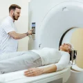 Imagem ilustrativa de médico ortopedista fazendo exame de ressonância magnética em paciente. O médico especializado em ortopedia busca o diagnóstico de lesão condral.
