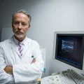 Imagem para representar um médico urologista utilizando ultrassonografia para fazer o diagnóstico de epididimite.
