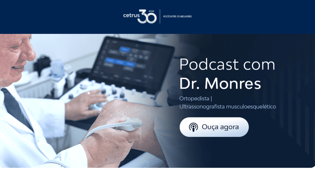 M&eacute;dico realizando exame de ultrassonografia no joelho de um paciente, com destaque para o podcast com Dr. Monres, ortopedista e ultrassonografista musculoesquel&eacute;tico.