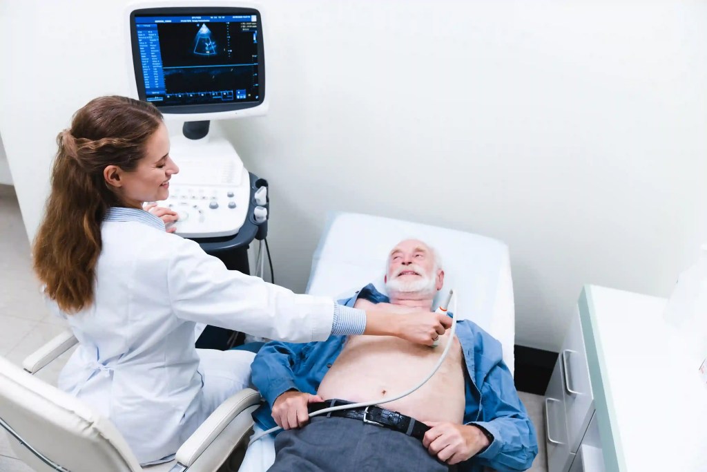 p&oacute;s-gradua&ccedil;&atilde;o-em-ecocardiografia-m&eacute;dica-fazendo-ecocardiograma