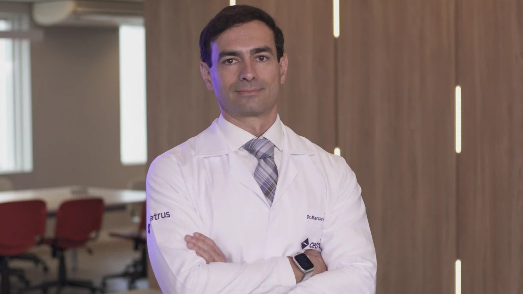 Dr. Marcos Cardoso, coordenador do curso de p&oacute;s-gradua&ccedil;&atilde;o em Interven&ccedil;&atilde;o em Dor, em ambiente institucional do Cetrus.