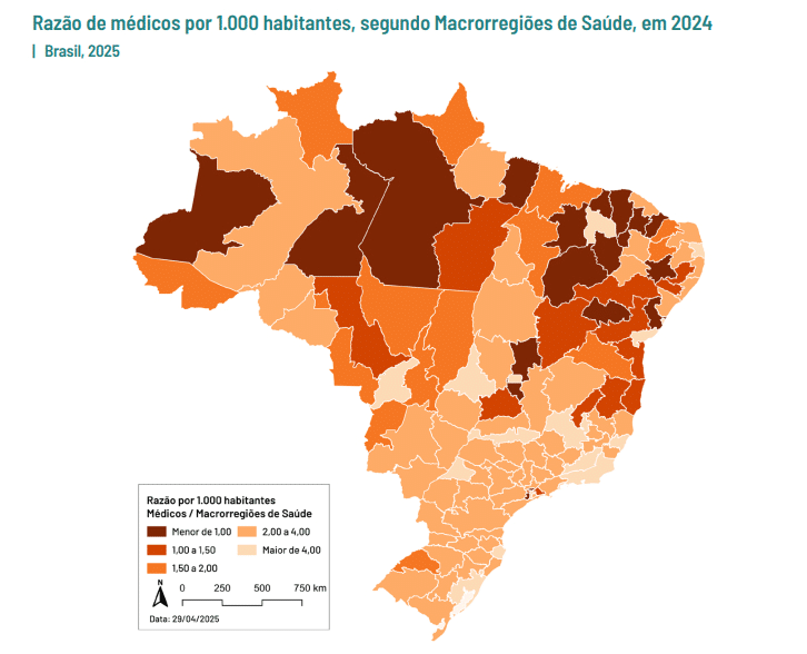 Mapa do Brasil com a raz&atilde;o de m&eacute;dicos por 1.000 habitantes nas macrorregi&otilde;es de sa&uacute;de em 2024, indicando desigualdade na distribui&ccedil;&atilde;o entre regi&otilde;es.