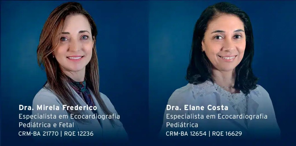 Duas médicas especialistas em ecocardiografia pediátrica posando para foto institucional, com fundo azul.