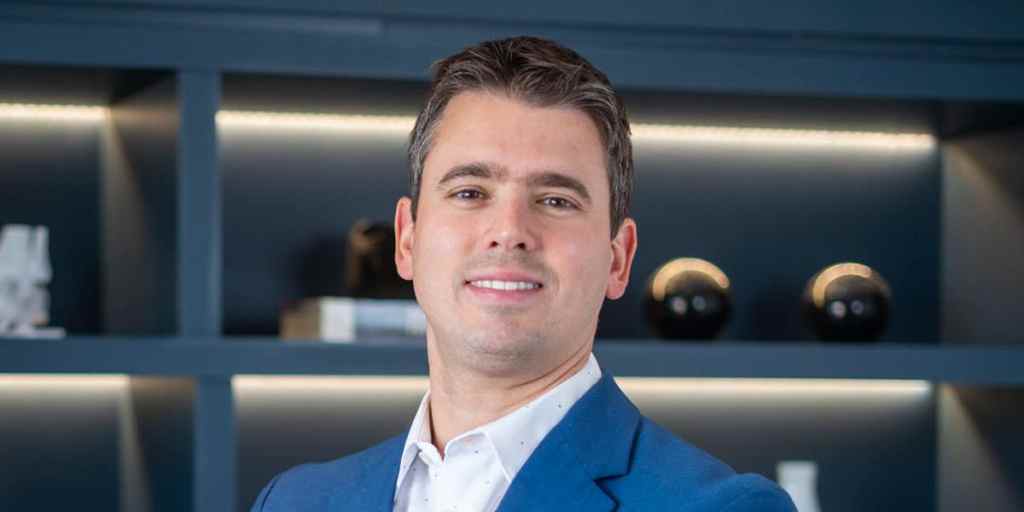 Retrato profissional do Dr. Gabriel Ferraz Ferreira, especialista em cirurgia ortop&eacute;dica do p&eacute; e tornozelo.