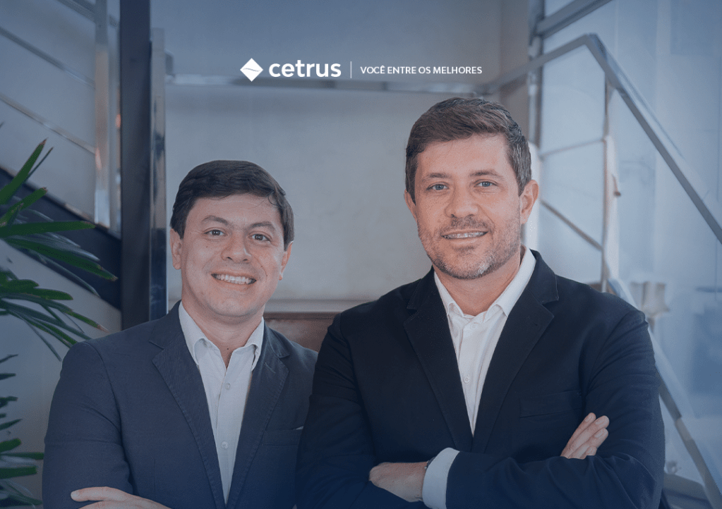 Dois homens de terno posam sorridentes em frente a uma escada, com o logotipo do Cetrus e o slogan "Voc&ecirc; entre os melhores" no fundo.