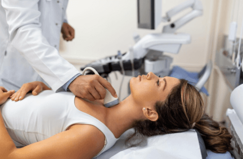 A imagem mostra uma paciente em dec&uacute;bito dorsal sendo submetida a ultrassonografia cervical para avalia&ccedil;&atilde;o das gl&acirc;ndulas paratireoides.