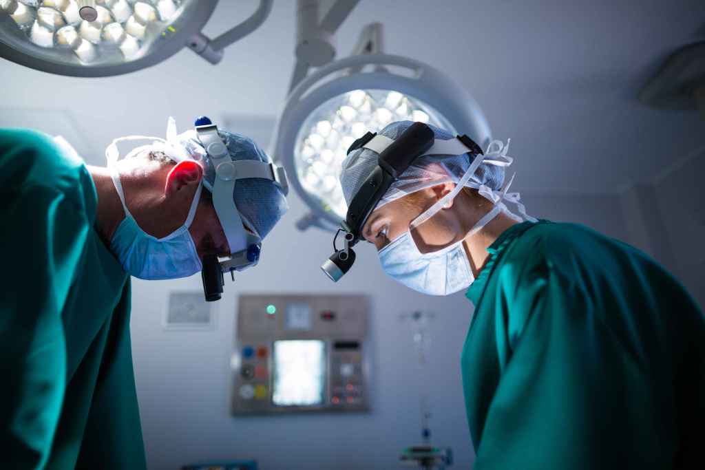 Cirurgi&otilde;es utilizando lupas cir&uacute;rgicas durante o procedimento.
