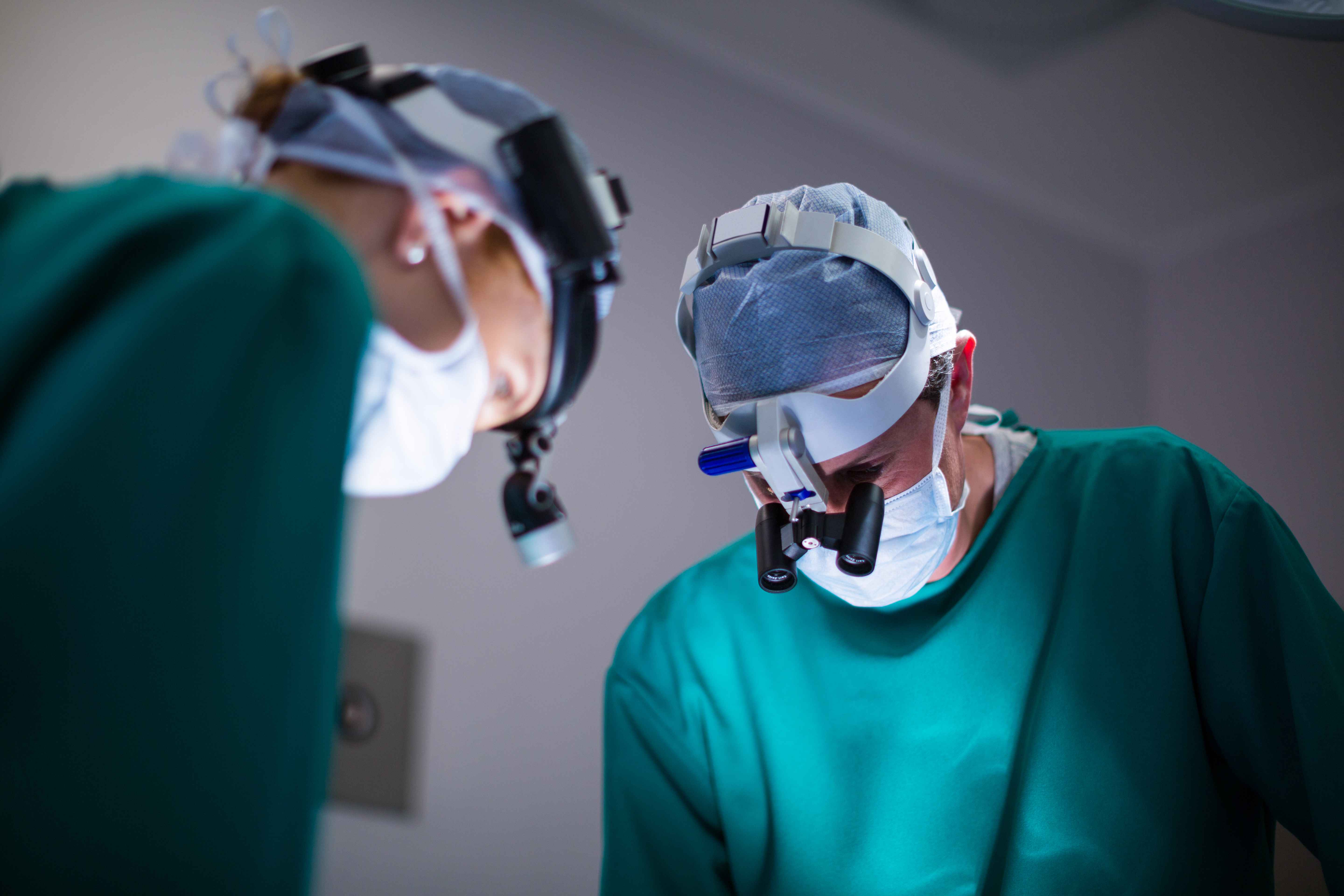Cirurgi&otilde;es usando lupas cir&uacute;rgicas durante a opera&ccedil;&atilde;o