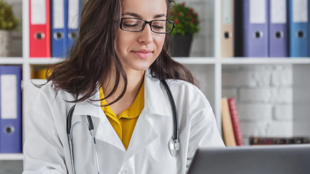 Médica assiste a aula de pós-graduação médica no notebook